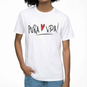 Persona luciendo camiseta blanca de pura vida con mensaje positivo y corazón, estilo casual y alegre para día a día