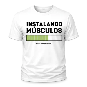 Camiseta blanca con texto INSTALANDO MÚSCULOS y barra de carga verde, diseño gym fitness divertido tech, algodón orgánico unisex DTF premium